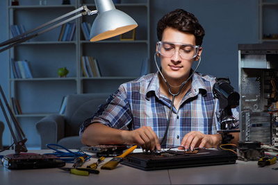 專注的技藝 厄瓜多爾青年技師在辦公室場(chǎng)景下的專業(yè)維修時(shí)刻